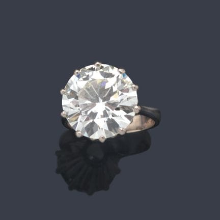 Solitaire-Ring mit einem Brillanten im Brillantsch