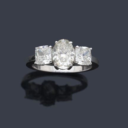 Ring mit einem oval geschliffenen Mittelstein von 
