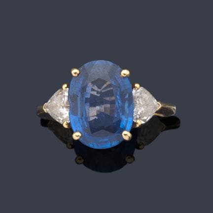 Ring mit einem Saphir im Ovalschliff von ca. 5,08 