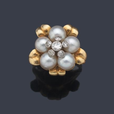 Ring im Blumenmuster mit fünf kleinen Perlen und e