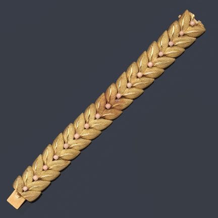 Armband mit Pflanzenmotiv, in dessen Mitte kugelfö