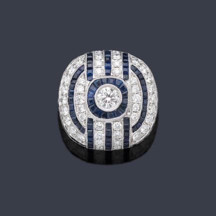 Ring im Art-Déco-Stil mit einem zentralen Diamante