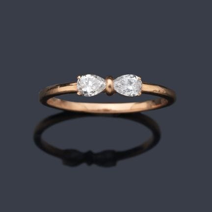 Ring mit zwei birnenförmigen Diamanten mit einem G