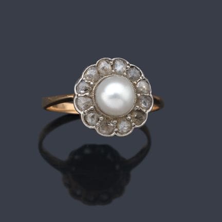 Ring mit einer Rosette aus Diamanten im Rosenschli