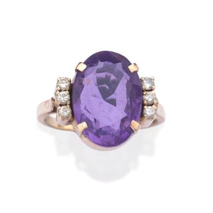 Ring mit einem Amethyst im Ovalschliff von ca. 6,0