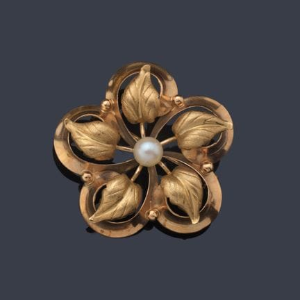 Blumenbrosche mit einer zentralen Perle von ca. 9,