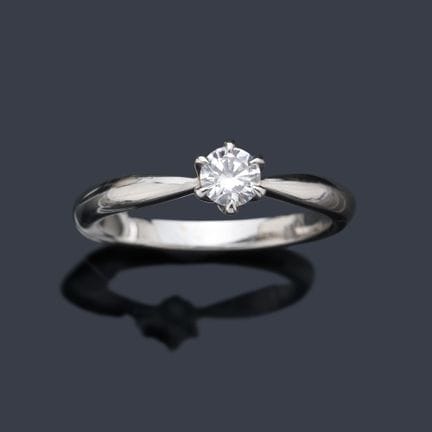 Solitaire-Ring mit einem Diamanten im Brillantschl