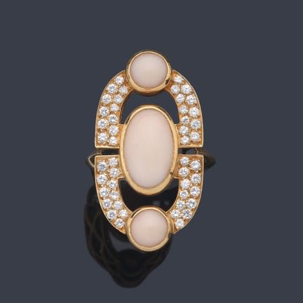 PIAGET 
 Ring mit drei Korallen im Cabochon-Schlif