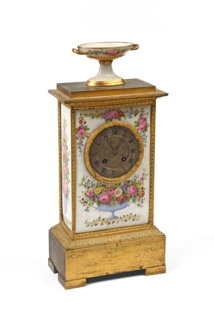 BORNE-PENDULE
aus vergoldeter, ziselierter Bronze 