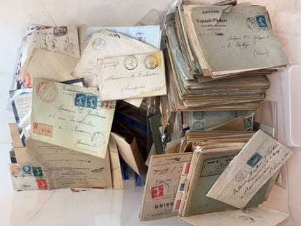 FRANCIA Y EL MUNDO
Una caja con cartas diversas