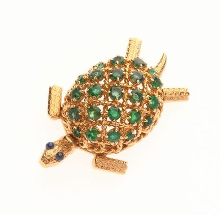 CARTIER
“Turtle” Brooch in Yellow Gold and Emerald