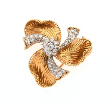 “TOURBILLON” BROOCH
Gold and diamonds
A swirl-shap
