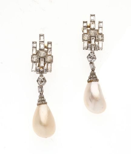 PAIR OF DROP EARRINGS
Fine teardrop pearls
Pair of