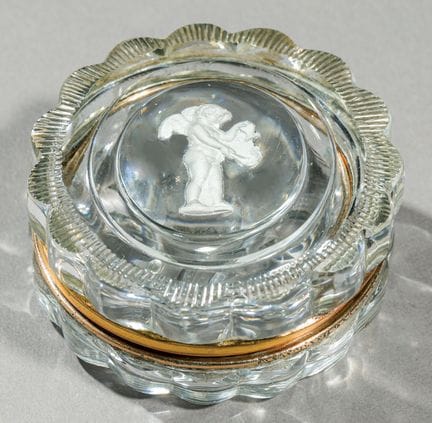 Montcenis. Boîte à mouches en cristal taillé orné 