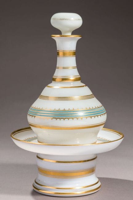 Verre d'eau composé d'une carafe et de son sucrier