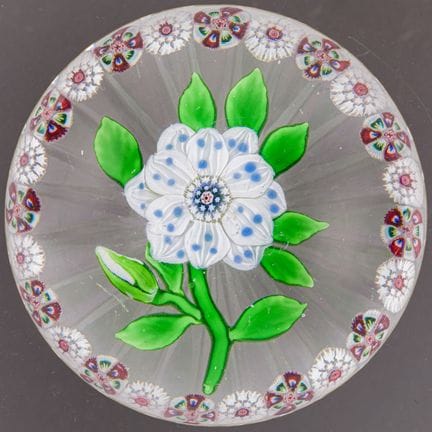 Baccarat. Presse-papiers orné d'une fleur de blé b