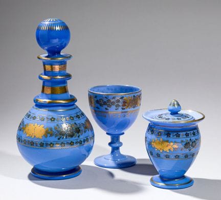 Verre d'eau en opaline de cristal lavande à décor 