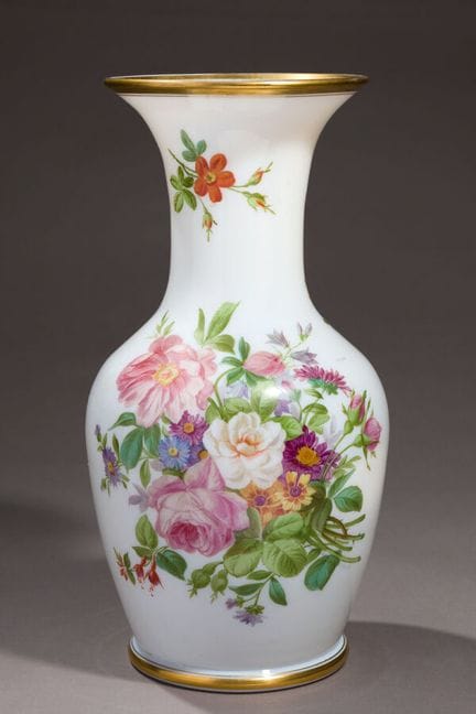 Vase en opaline de cristal blanche orné d'un décor