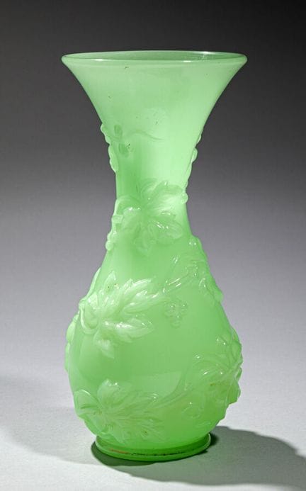 Baccarat. Jarrón de opalina verde tilo moldeado, c