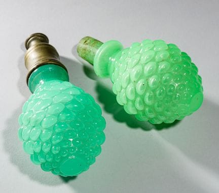 Dos piñas de opalina verde moldeada, una de ellas 