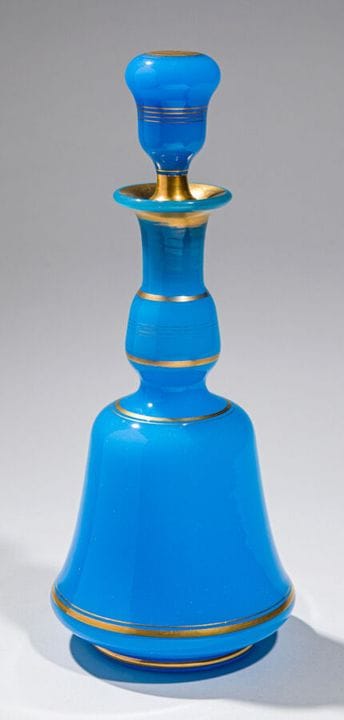 Jarra acampanada con tapón de opalina azul decorad