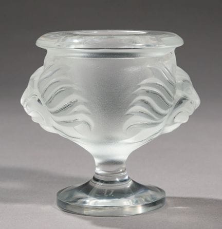 Lalique Francia. Pequeño jarrón con pie de cristal