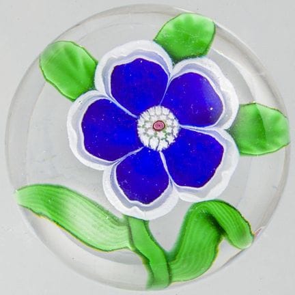Baccarat. Presse-papiers miniature orné d'une égla