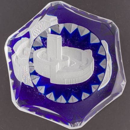 Baccarat. Presse-papiers à fond étoilé bleu transl