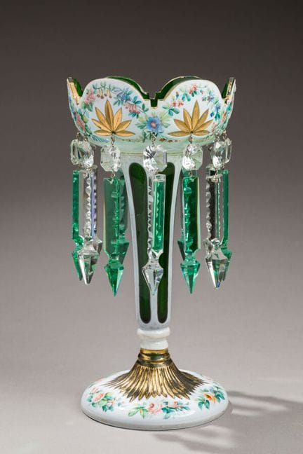 Baccarat. Port piñas con borde dentado de cristal 