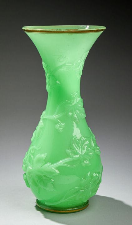 Baccarat. Jarrón con base en forma de talón, de op