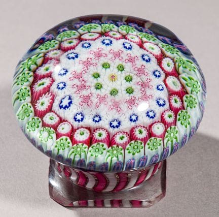 Clichy. Presse-papiers à piédouche carré et angles