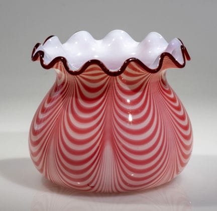 Clichy. Copa con forma de bolsa y borde acanalado,