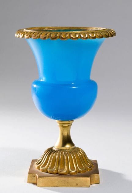 Jarrón Médicis, copa de opalina azul con montura d