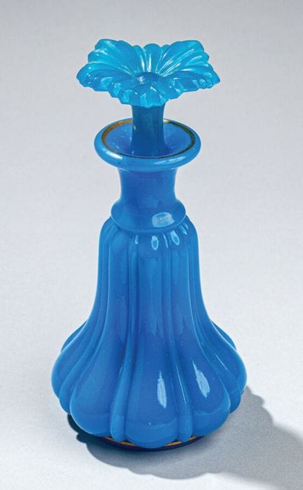 Baccarat. Frasco en forma de pera con base, de opa