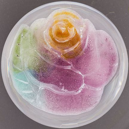 Daum. Presse-papiers orné d'une rose en pâte de ve