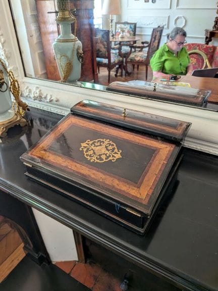 镶嵌贴面写字台，配黄铜装饰图案
拿破仑三世时期
29 x 34 x 8 厘米

可前往以下地点查看该