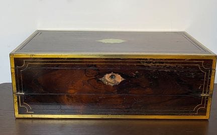 Schreibpult aus Holz, mit Tintenfass 
(Fehlstellen