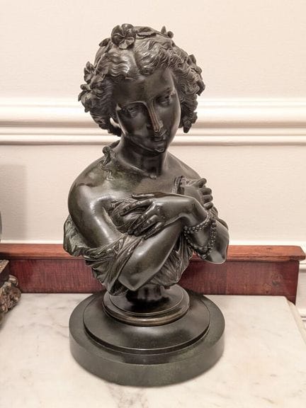 Frauenbüste mit Blumenkranz
Bronze mit schwarzer P