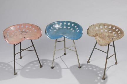Set aus 3 lackierten Metallhockern mit Lochmuster
