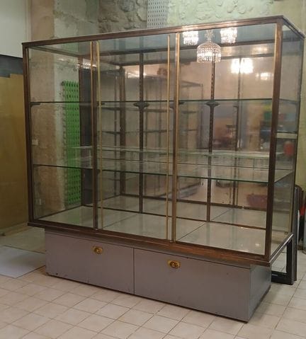 Vitrine aus Glas, Spiegeln, Holz und Messing mit z