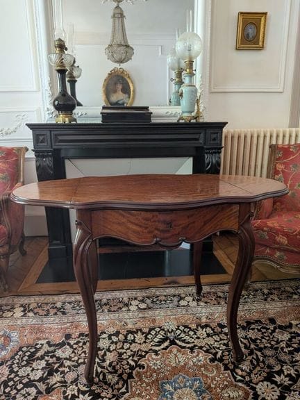 Tisch mit Klappen aus Mahagoni-Furnier, der sich ü