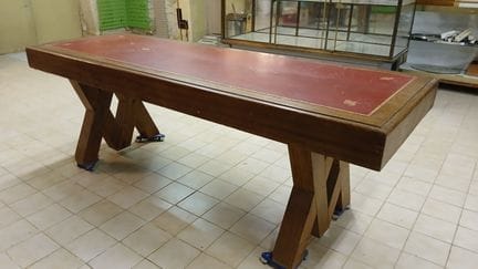 Sakristei- oder Altartisch aus Massivholz mit eine