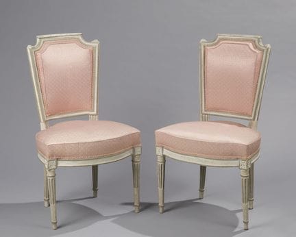 Zwei Schlafzimmerstühle im Louis-XVI-Stil, mit ros