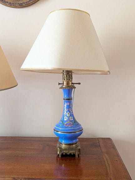 Blaue Porzellan-Petroleumlampe mit Blumenverzierun