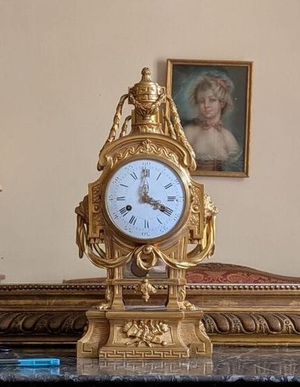 Orologio da tavolo in bronzo dorato, con muso di l