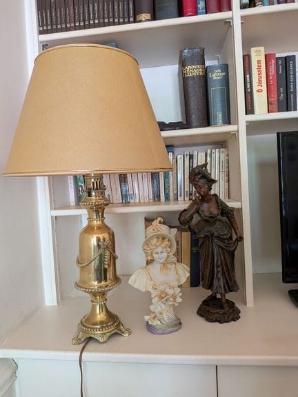 Set bestehend aus: 
Keramikbüste „Mädchen mit Hut“