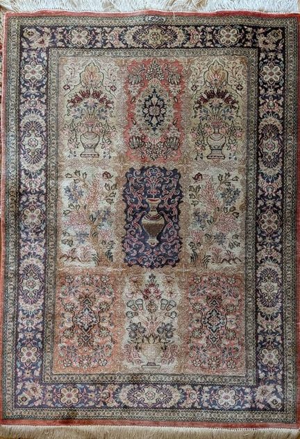 Kleiner Orientteppich aus Seide mit kariertem Must