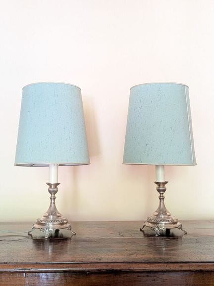 Ein Paar Kerzenhalter aus Silber, zu einer Lampe u