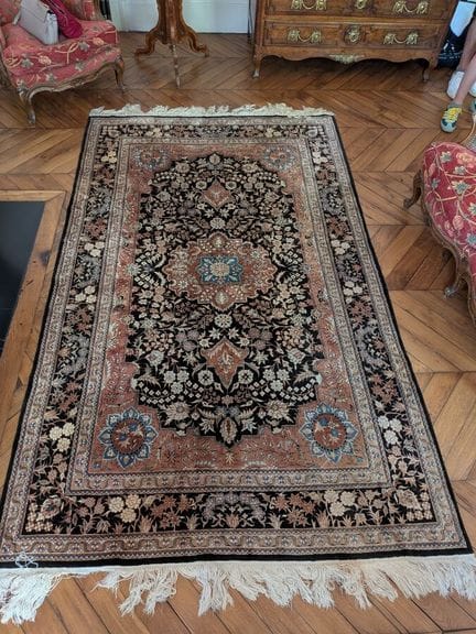 Orientteppich mit zentralem Medaillon auf marinebl