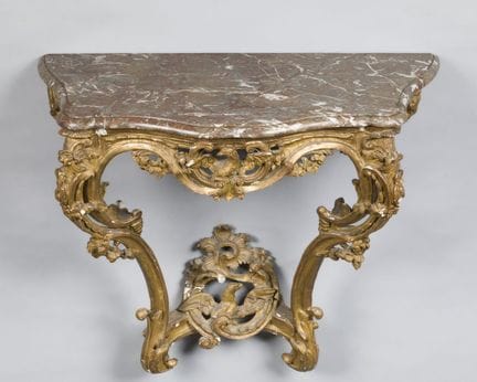Console in legno dorato intagliato e modanato; la 